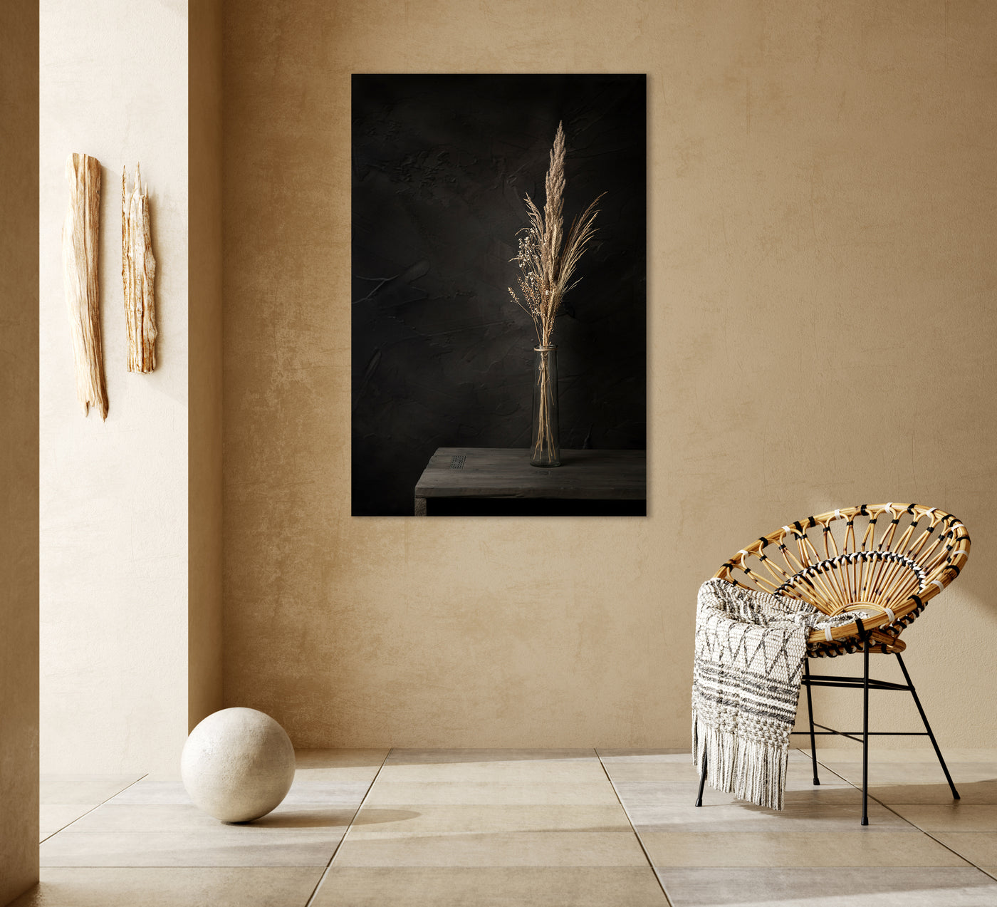 Donker stilleven met droogbloemen op oude houten tafel - Mayra Fotografie