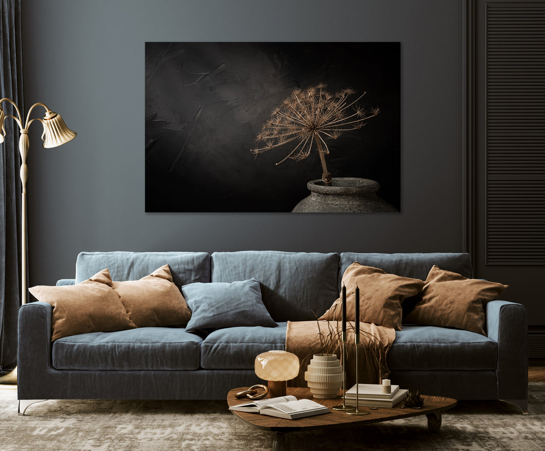 Donker stilleven met grote gedroogde berenklauw in stenen kruik - Mayra Fotografie