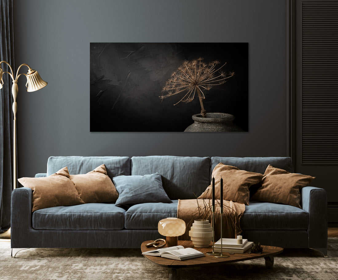 Donker stilleven met grote gedroogde berenklauw in stenen kruik (panorama) - Mayra Fotografie