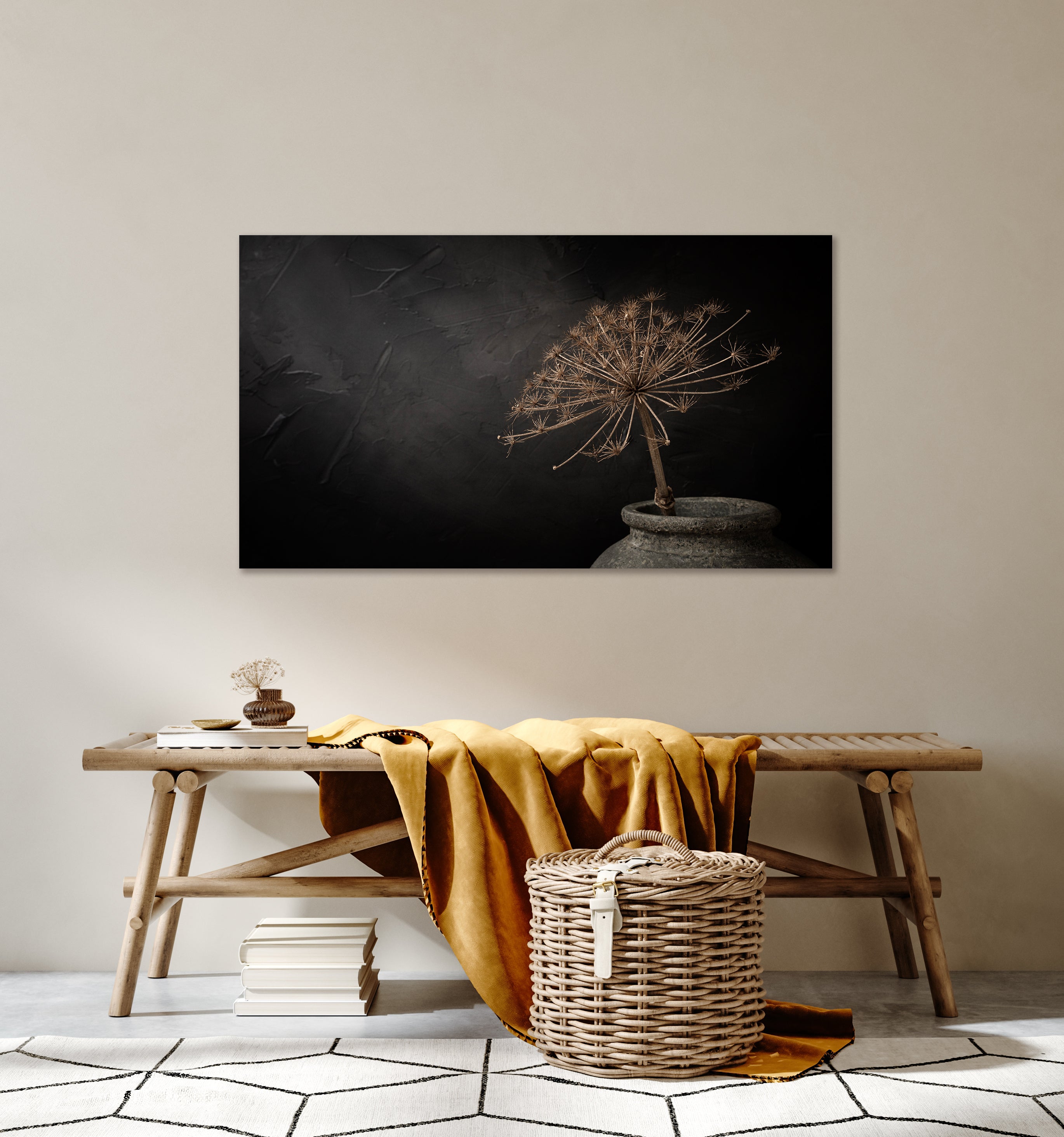 Donker stilleven met grote gedroogde berenklauw in stenen kruik (panorama) - Mayra Fotografie