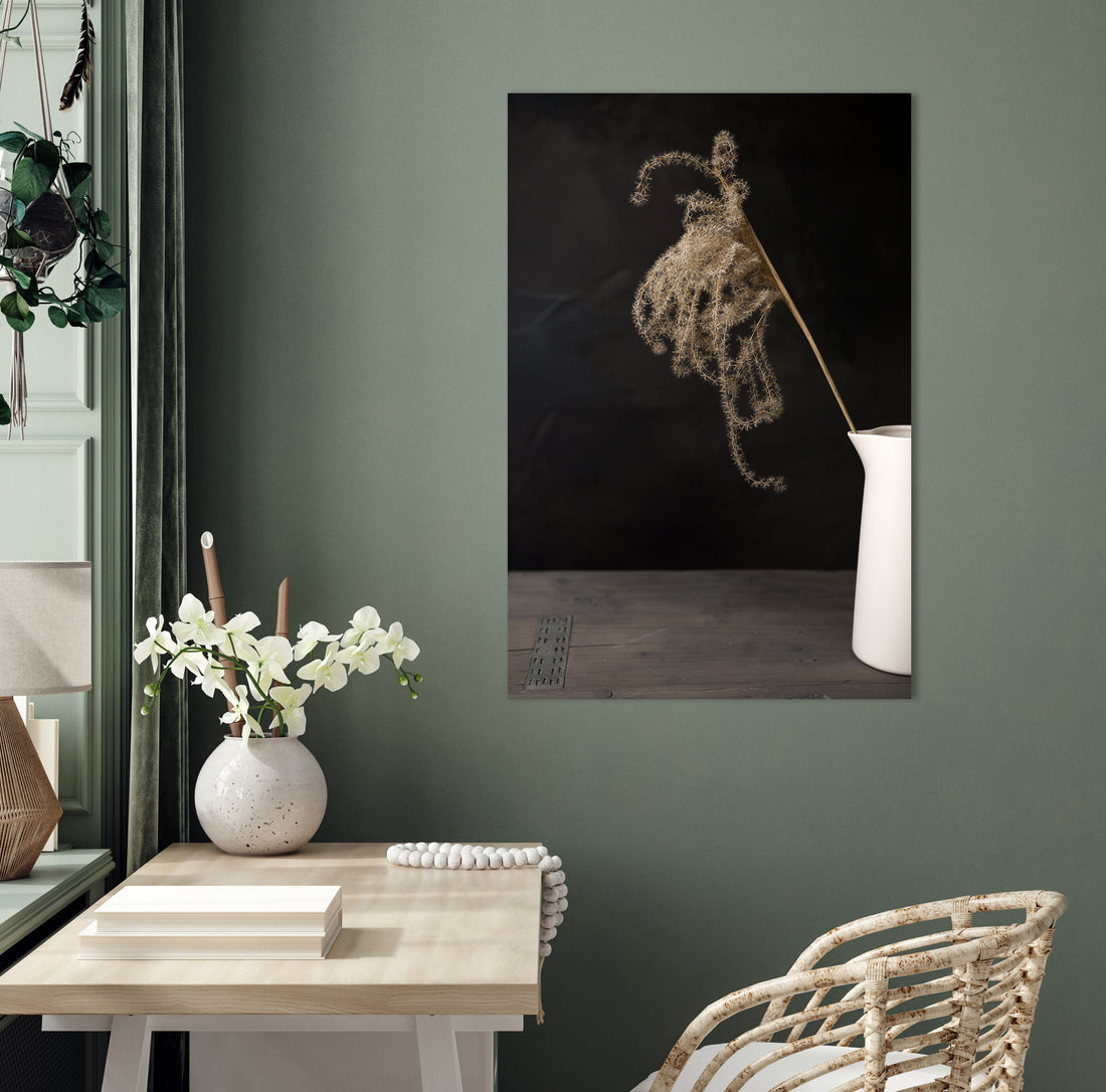 Donker stilleven met lichtval op rietpluim in witte kruik - Mayra Fotografie