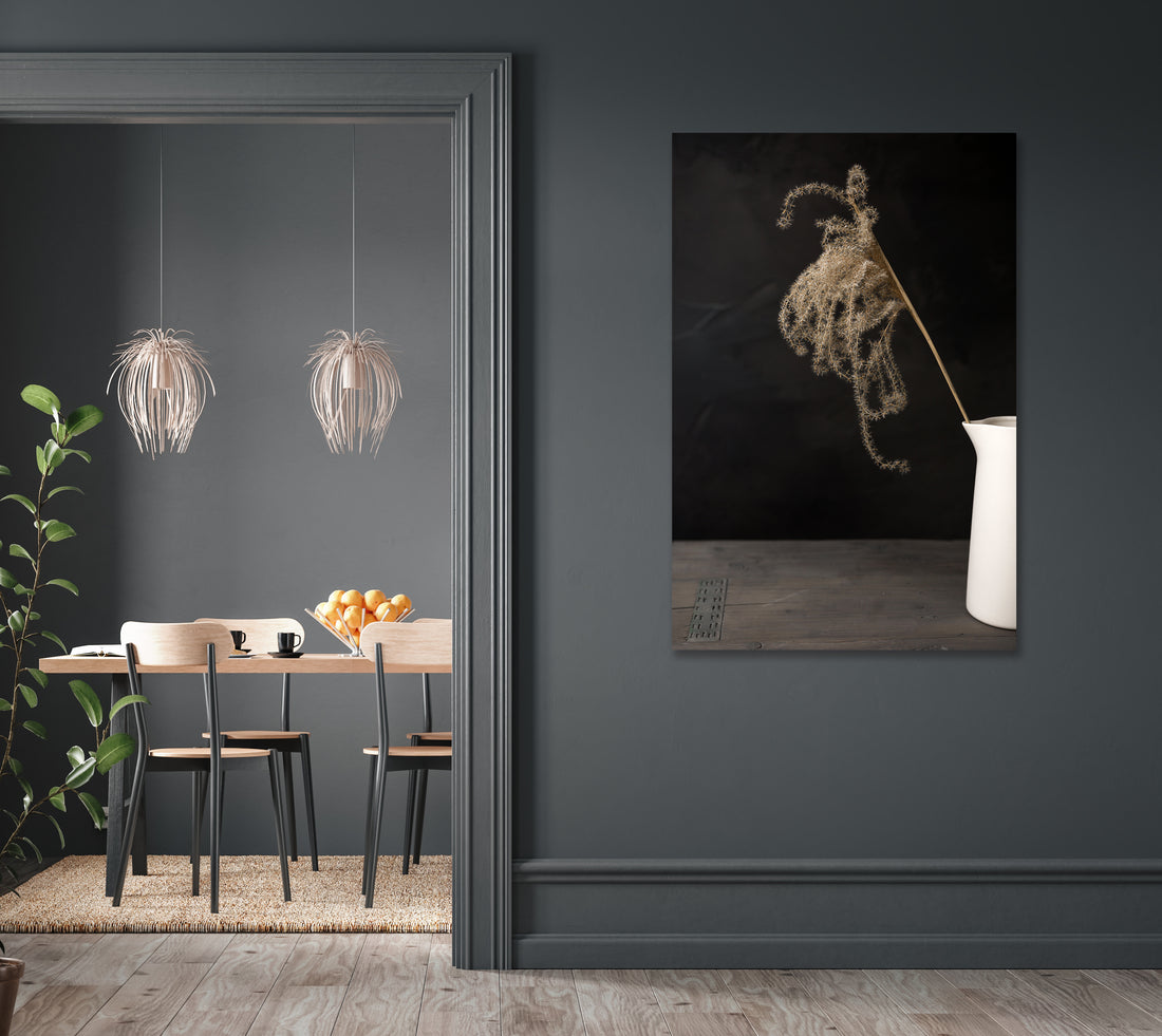 Donker stilleven met lichtval op rietpluim in witte kruik - Mayra Fotografie