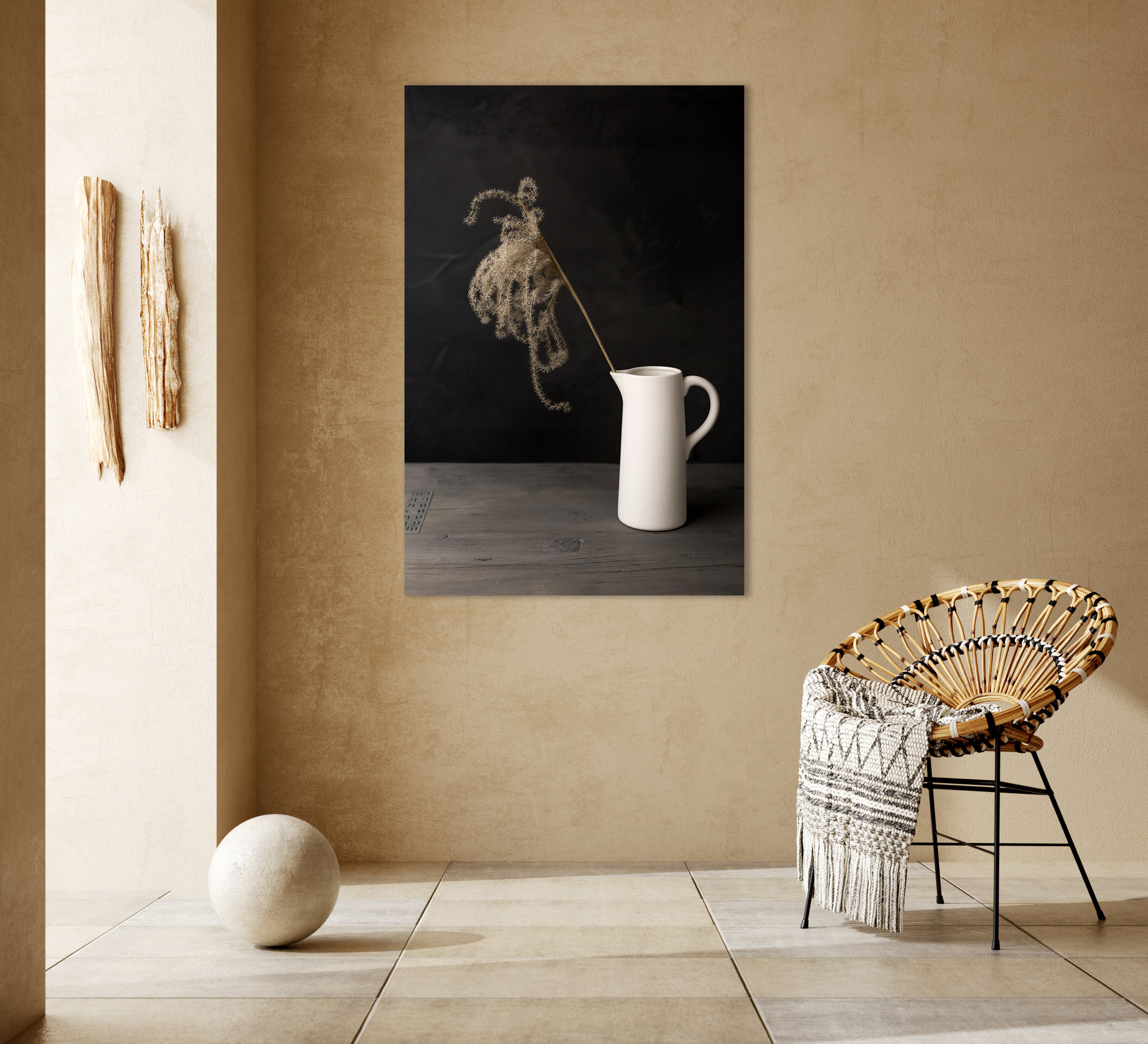 Donker stilleven met lichtval op rietpluim in witte vaas - Mayra Fotografie