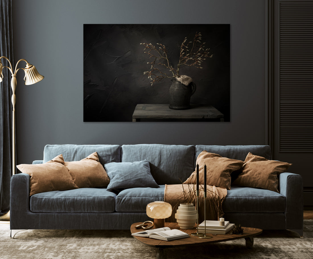 Donker stilleven met magnoliatak in grijze kruik - Mayra Fotografie