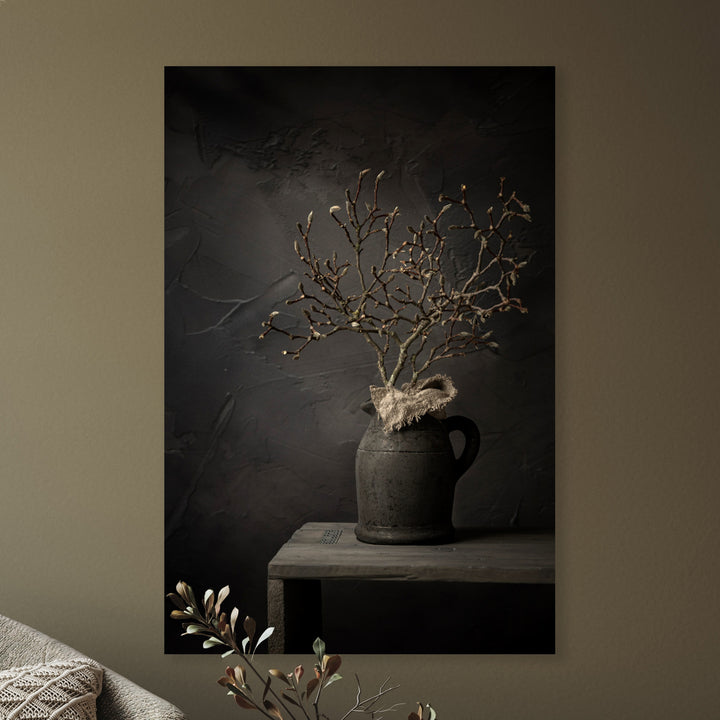 Donker stilleven met magnoliatak in kruik - Mayra Fotografie