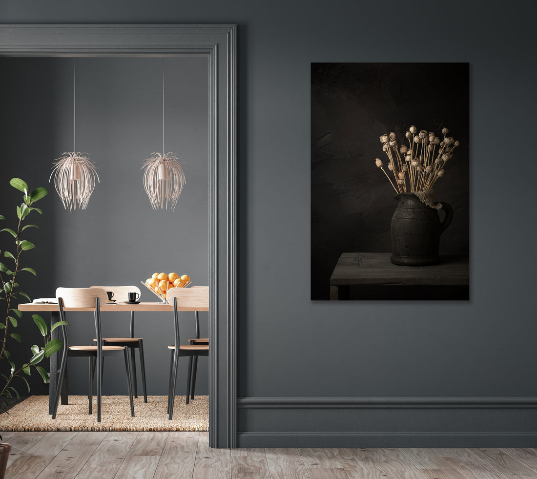 Donker stilleven met takken gedroogde papaverbollen in kruik - Mayra Fotografie