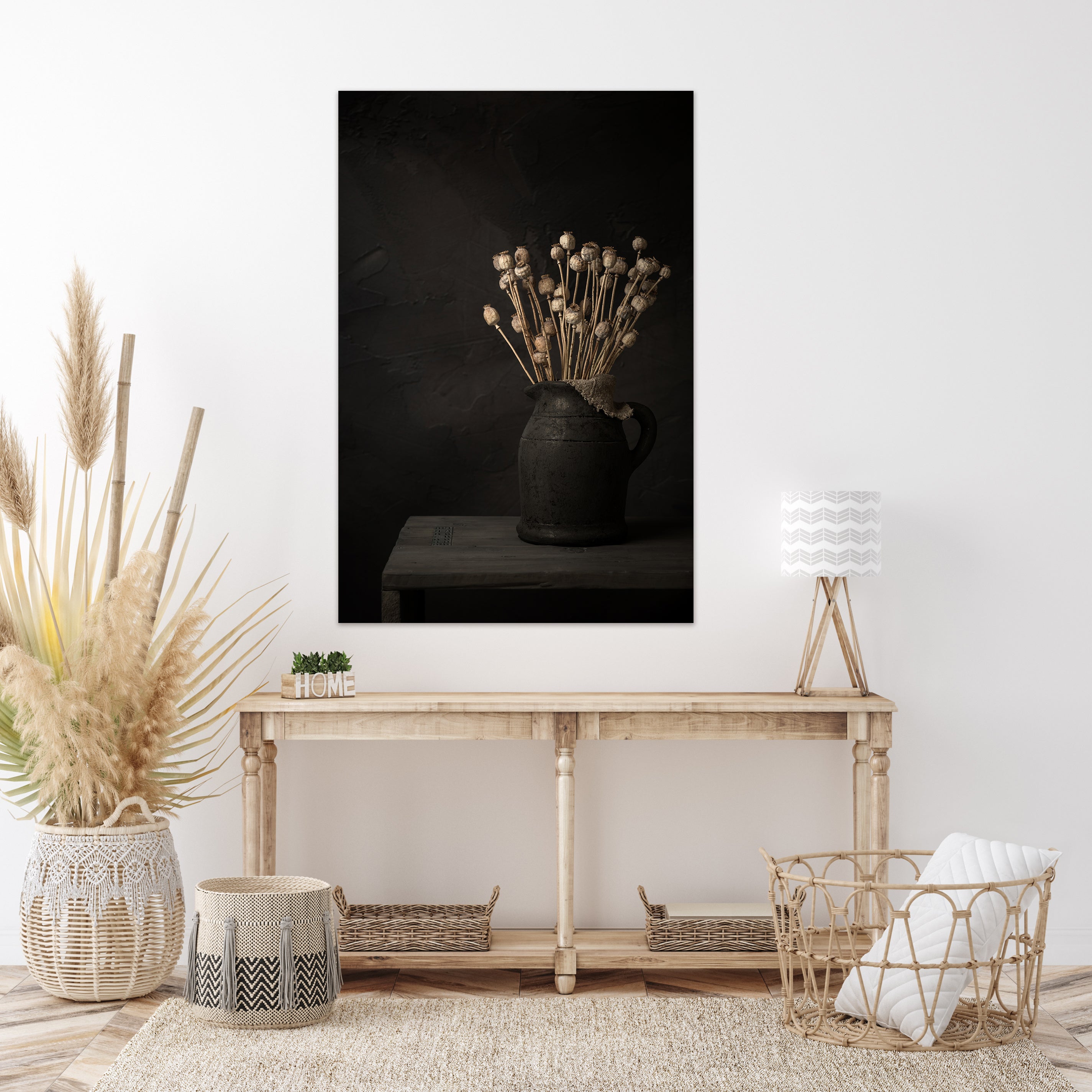 Donker stilleven met takken gedroogde papaverbollen in kruik - Mayra Fotografie