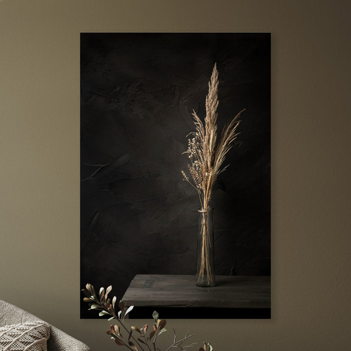 Donker stilleven met droogbloemen op oude houten tafel - Mayra Fotografie