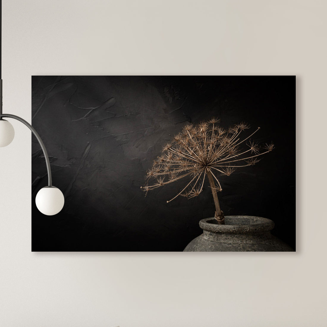 Donker stilleven met grote gedroogde berenklauw in stenen kruik - Mayra Fotografie