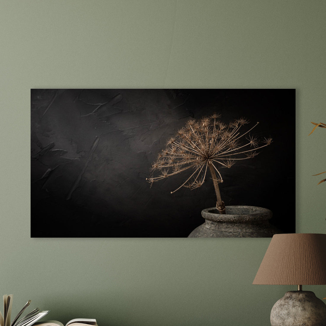 Donker stilleven met grote gedroogde berenklauw in stenen kruik (panorama) - Mayra Fotografie