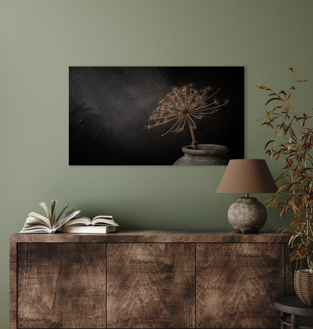 Donker stilleven met grote gedroogde berenklauw in stenen kruik (panorama) - Mayra Fotografie