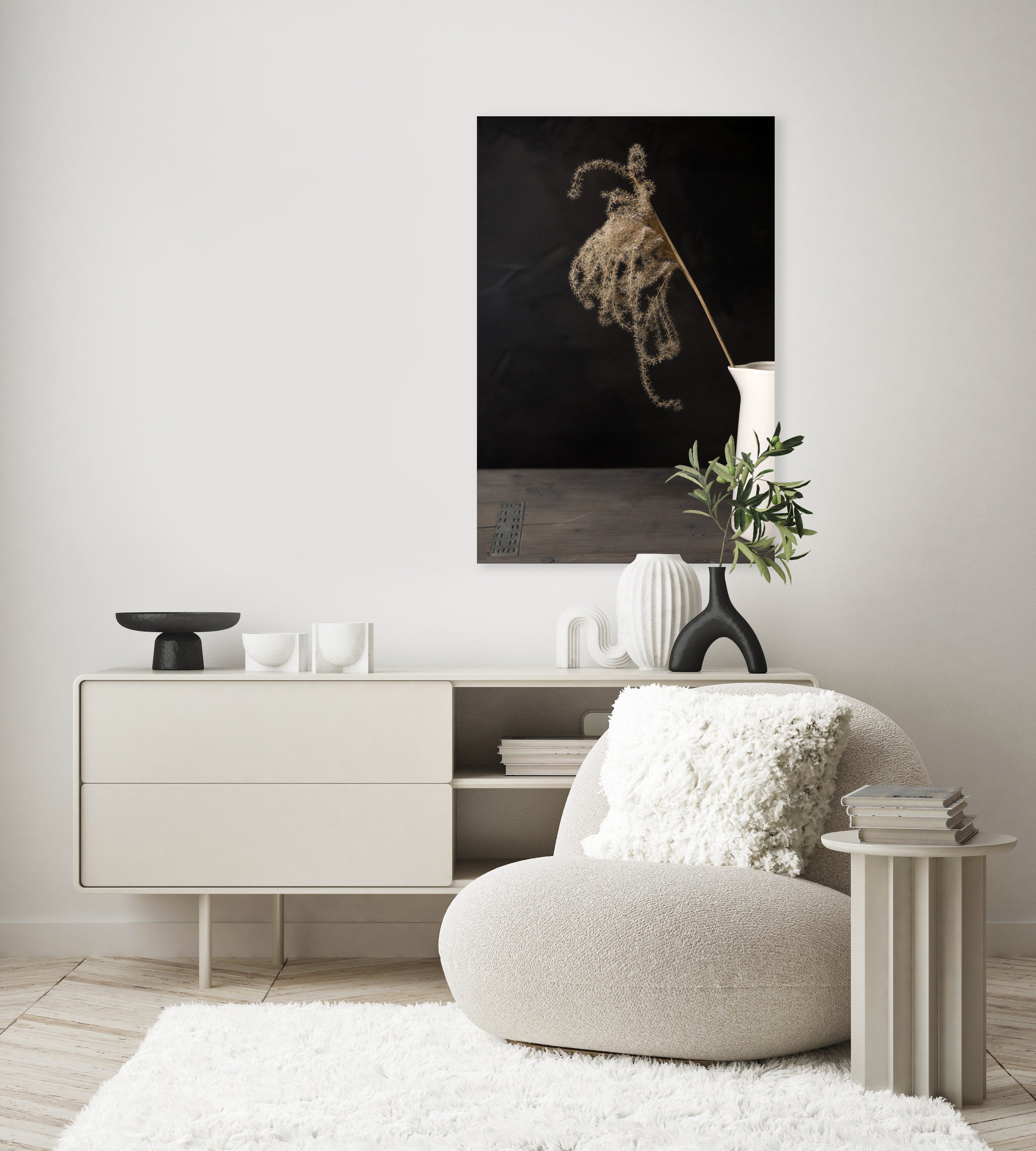 Donker stilleven met lichtval op rietpluim in witte kruik - Mayra Fotografie