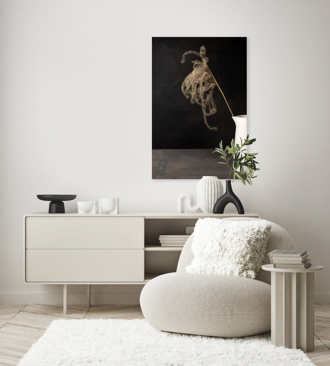 Donker stilleven met lichtval op rietpluim in witte kruik - Mayra Fotografie