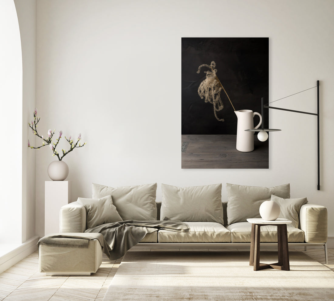 Donker stilleven met lichtval op rietpluim in witte vaas - Mayra Fotografie