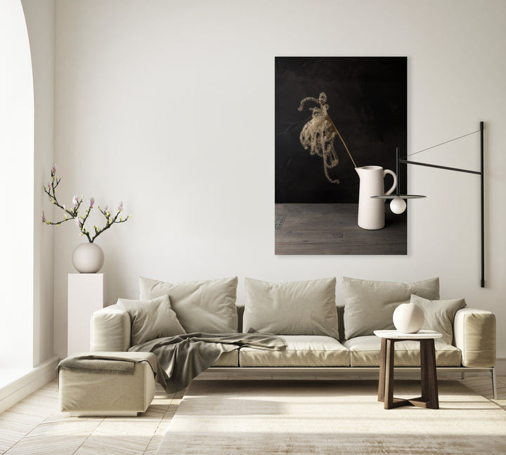 Donker stilleven met lichtval op rietpluim in witte vaas - Mayra Fotografie