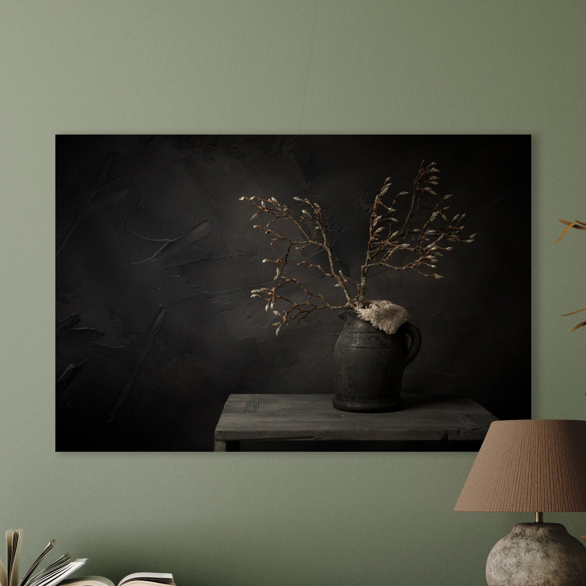 Donker stilleven met magnoliatak in grijze kruik - Mayra Fotografie