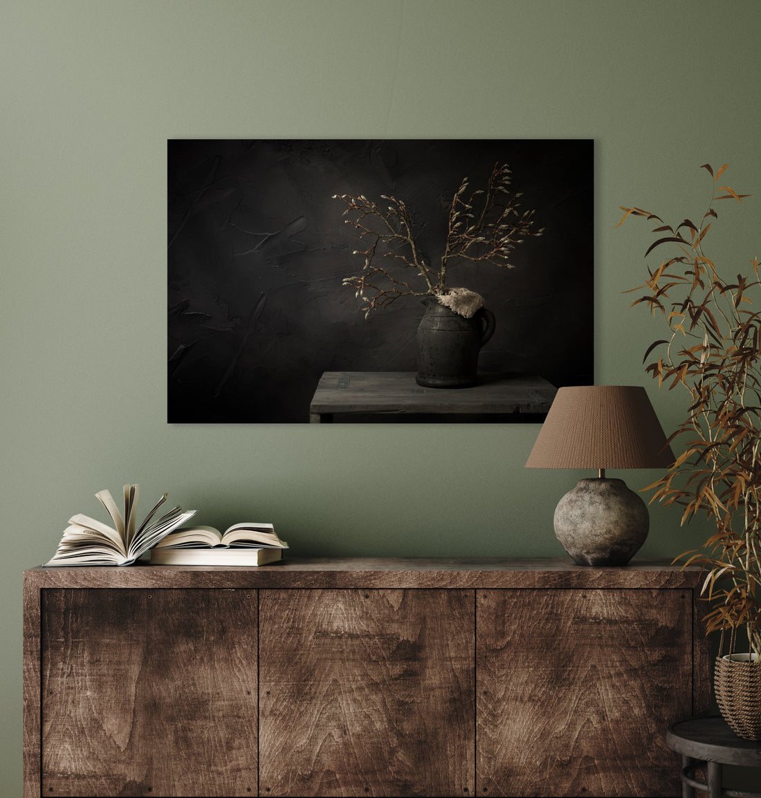 Donker stilleven met magnoliatak in grijze kruik - Mayra Fotografie