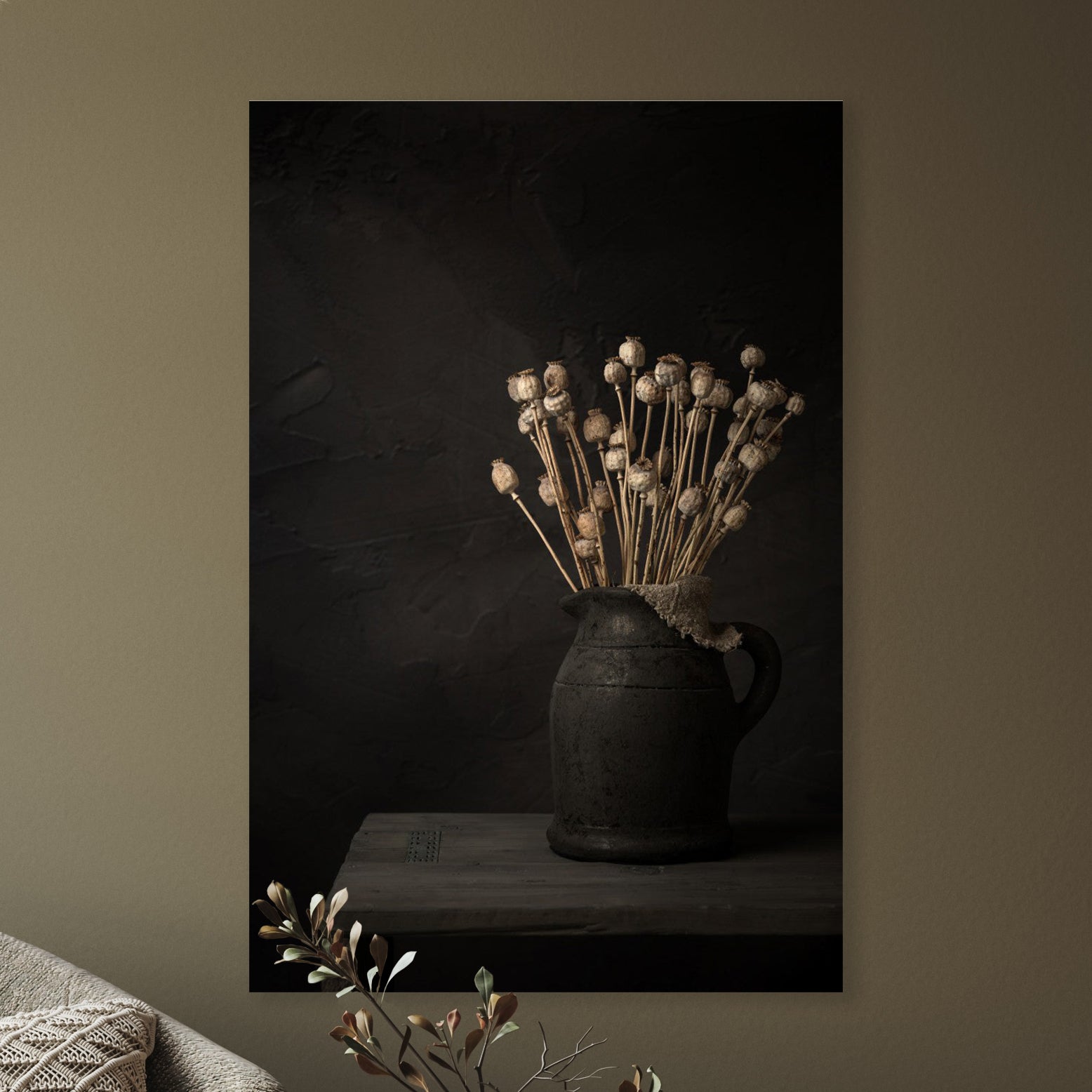 Donker stilleven met takken gedroogde papaverbollen in kruik - Mayra Fotografie