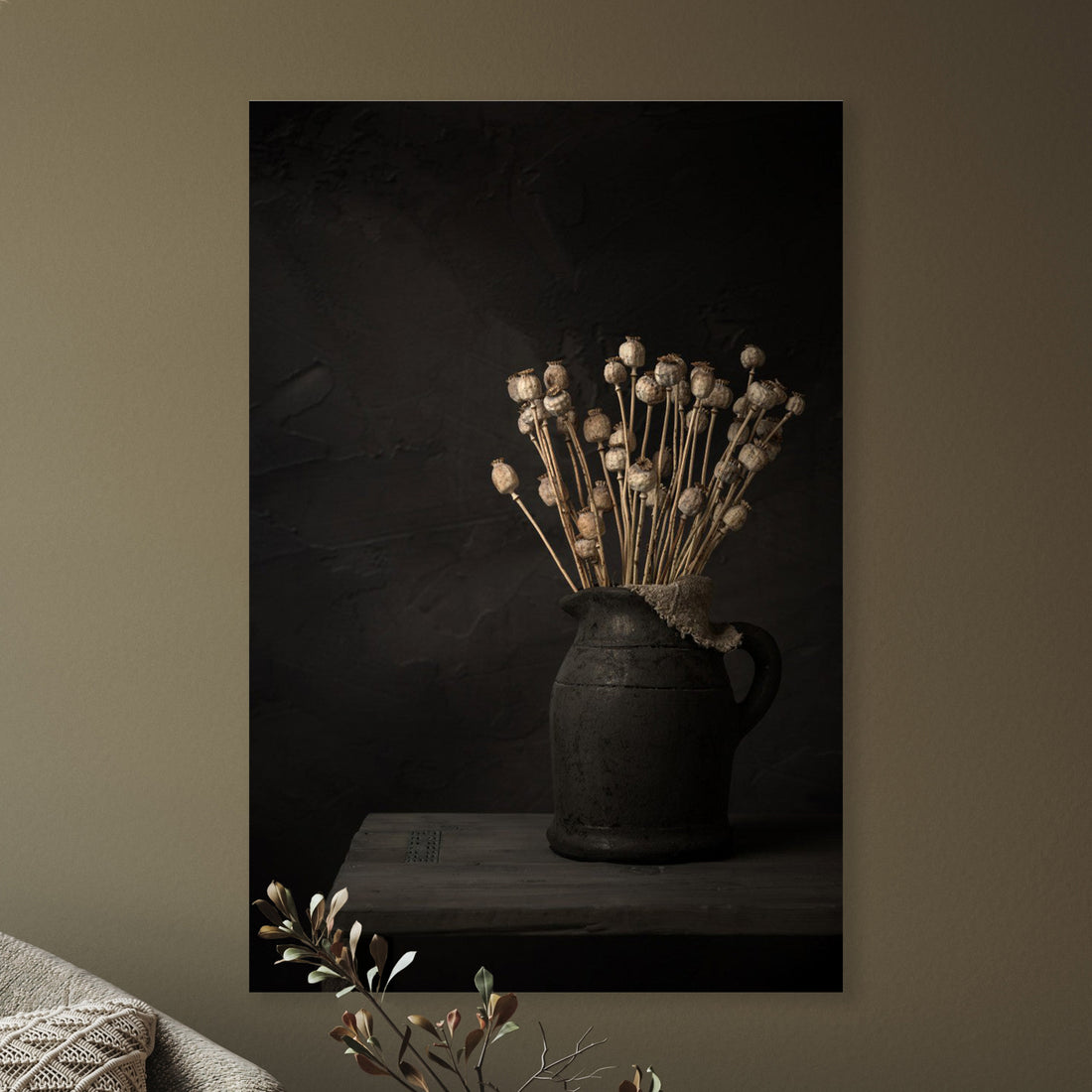 Donker stilleven met takken gedroogde papaverbollen in kruik - Mayra Fotografie