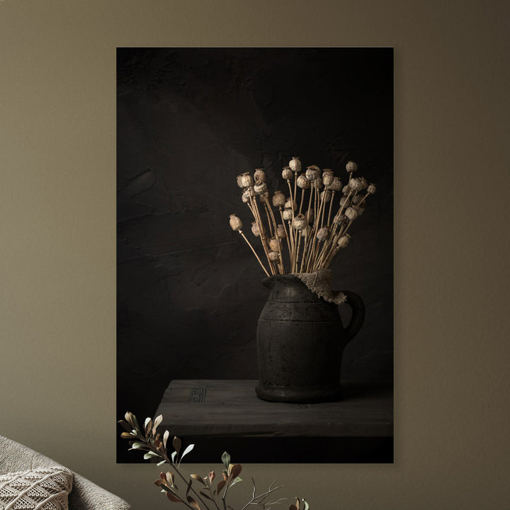 Donker stilleven met takken gedroogde papaverbollen in kruik - Mayra Fotografie