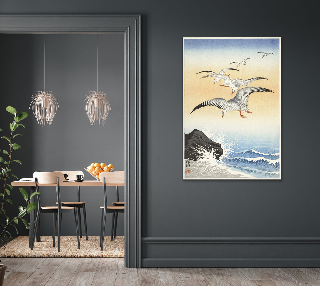 Vijf zeemeeuwen boven een onstuimige zee - Ohara Koson