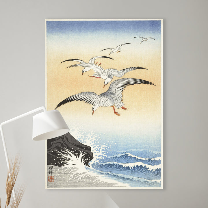 Vijf zeemeeuwen boven een onstuimige zee - Ohara Koson