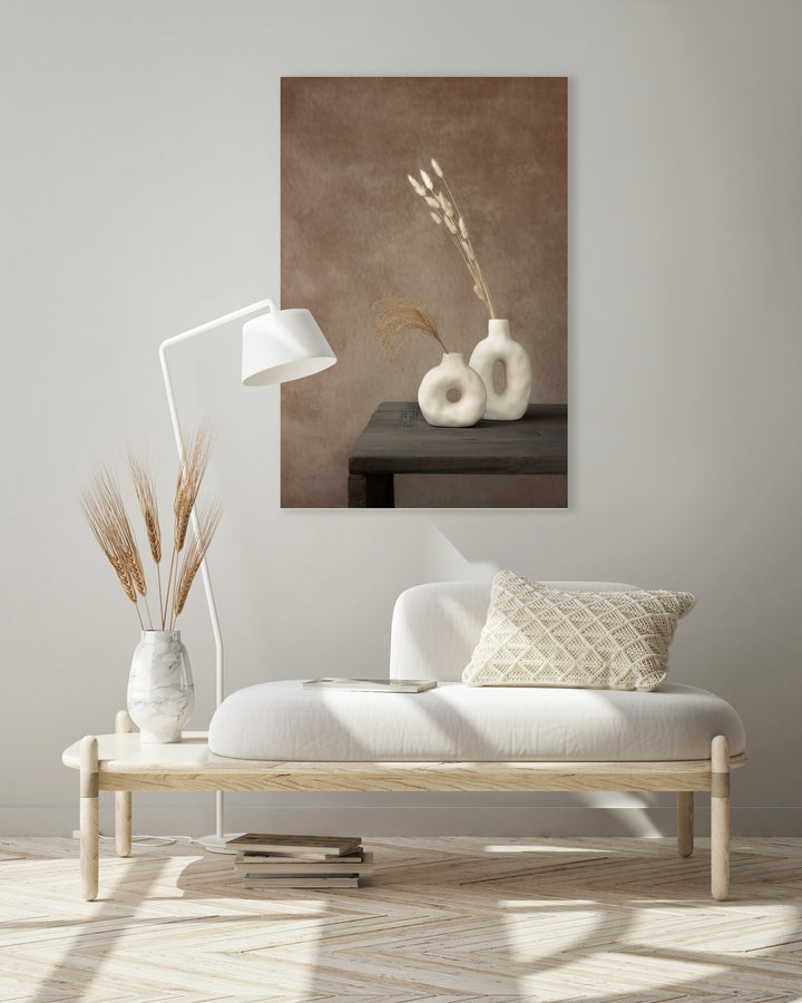 Stilleven met rietpluimen in witte kruiken - Mayra Fotografie